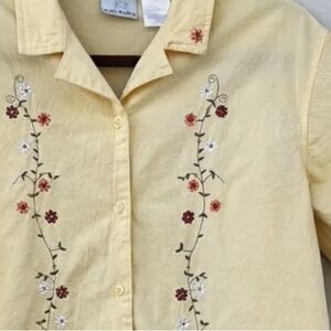 Bobbie Brooks Vintage women’s Yellow Floral Embroidered Shirt size 12-14